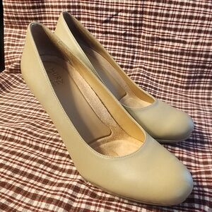 Luxe Women's Cream Pumps